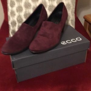 Burgundy suede pumps
